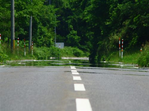 逃げ水の原理や仕組みや意味とは?蜃気楼との違いはなんなの?