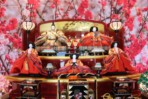 左大臣と右大臣の違いやどちらが偉いの?役割や並び方は向って?