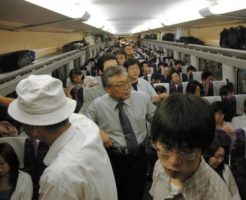 新幹線の立ち乗りはどこに居ればいい?席は空いたら座れる?