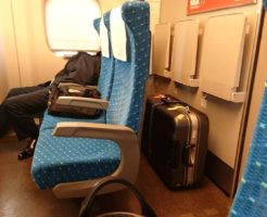 新幹線でスーツケースを足元に置ける大きさは?置けない時の対処法は?