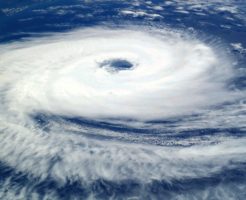 台風で結婚式が中止になる時や欠席しないとけないときの対応は?