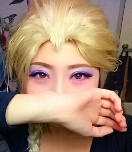 エルサのメイクのやり方の手順!髪型やドレスもコスプレしよう!