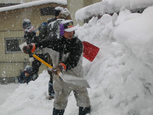 雪かきのタイミングや時間はいつ?どのくらい雪が積もったらやる?