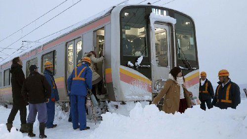 雪で電車が止まる原因や理由や基準は?どのくらい止まる