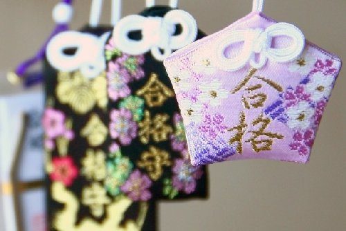 お守りを首から下げるのはいいの?どこにつけるのが効果がある?